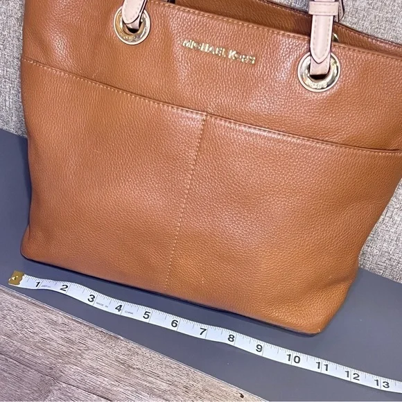 MICHAEL KORS Tan Tote snap closure 4 outside pockets. Adjustable Straps - Picture 6 of 14